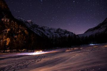 Sortie raquette nocturne avec les rennes & accompagnateur en moyenne-montagne