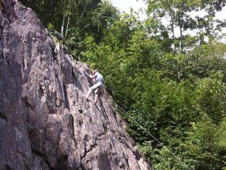 Escalade sur rocher naturel