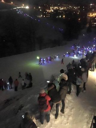 La descente aux flambeaux des enfants de l'ESF