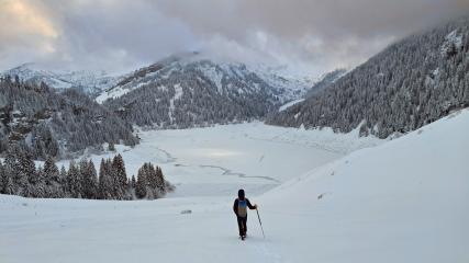 Randonnée raquette à la journée au lac de Saint Guérin