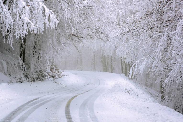 Comment conduire sur une route de montagne en hiver ?
