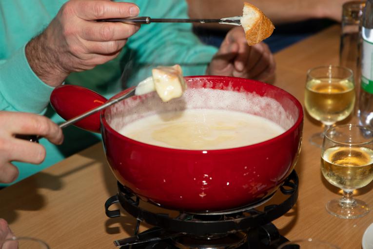 Comment faire une fondue savoyarde ?