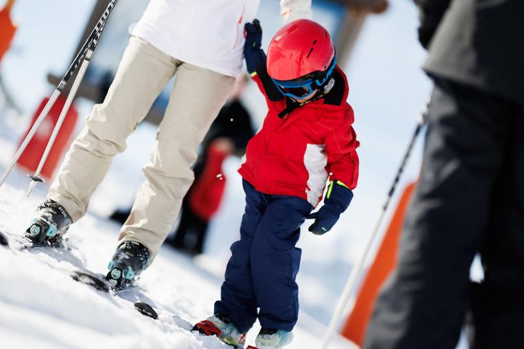 Ski avec enfant : la liste des indispensables à glisser dans sa valise  