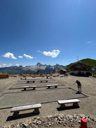 Tournoi de pétanque au sommet du mont Lachat