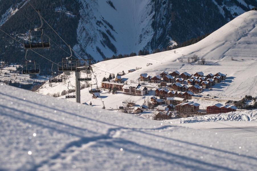 Vacances en montagne Les Chalets du Hameau des Aiguilles - Albiez Montrond - Extérieur hiver