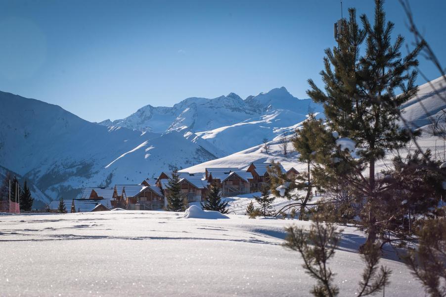 Vacances en montagne Les Chalets du Hameau des Aiguilles - Albiez Montrond - Extérieur hiver