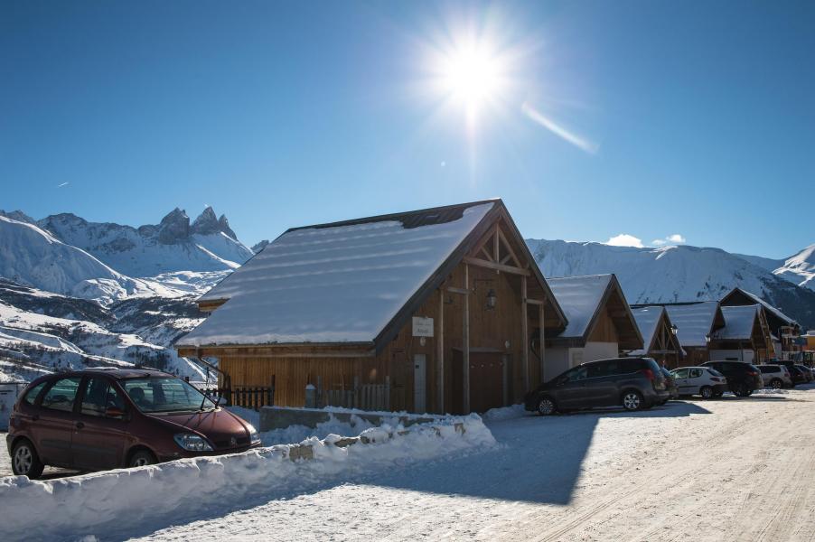 Vacances en montagne Les Chalets du Hameau des Aiguilles - Albiez Montrond - Extérieur hiver