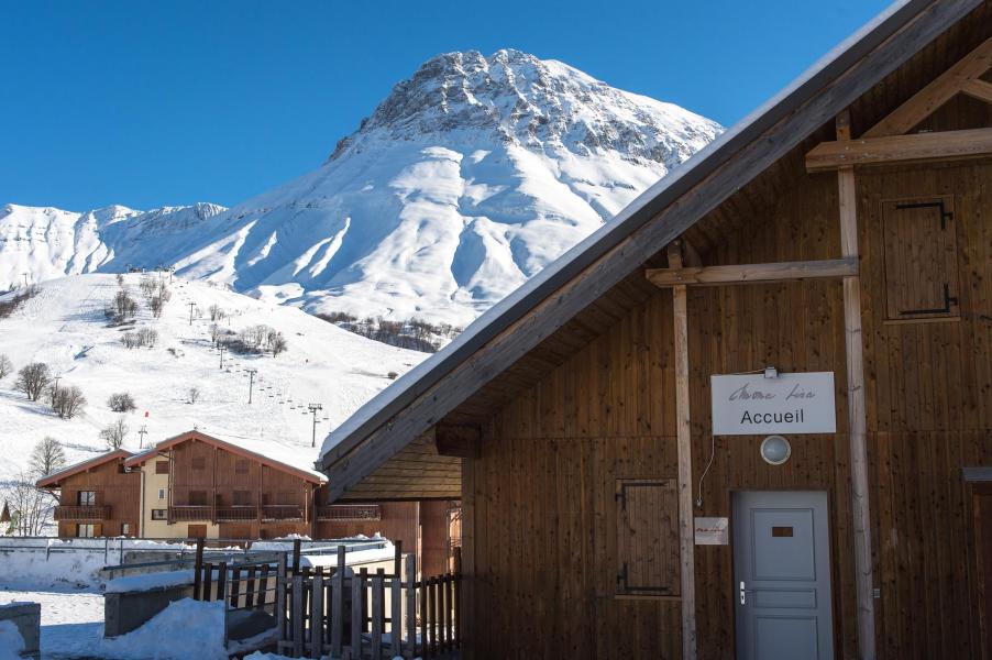 Vacances en montagne Les Chalets du Hameau des Aiguilles - Albiez Montrond - Extérieur hiver