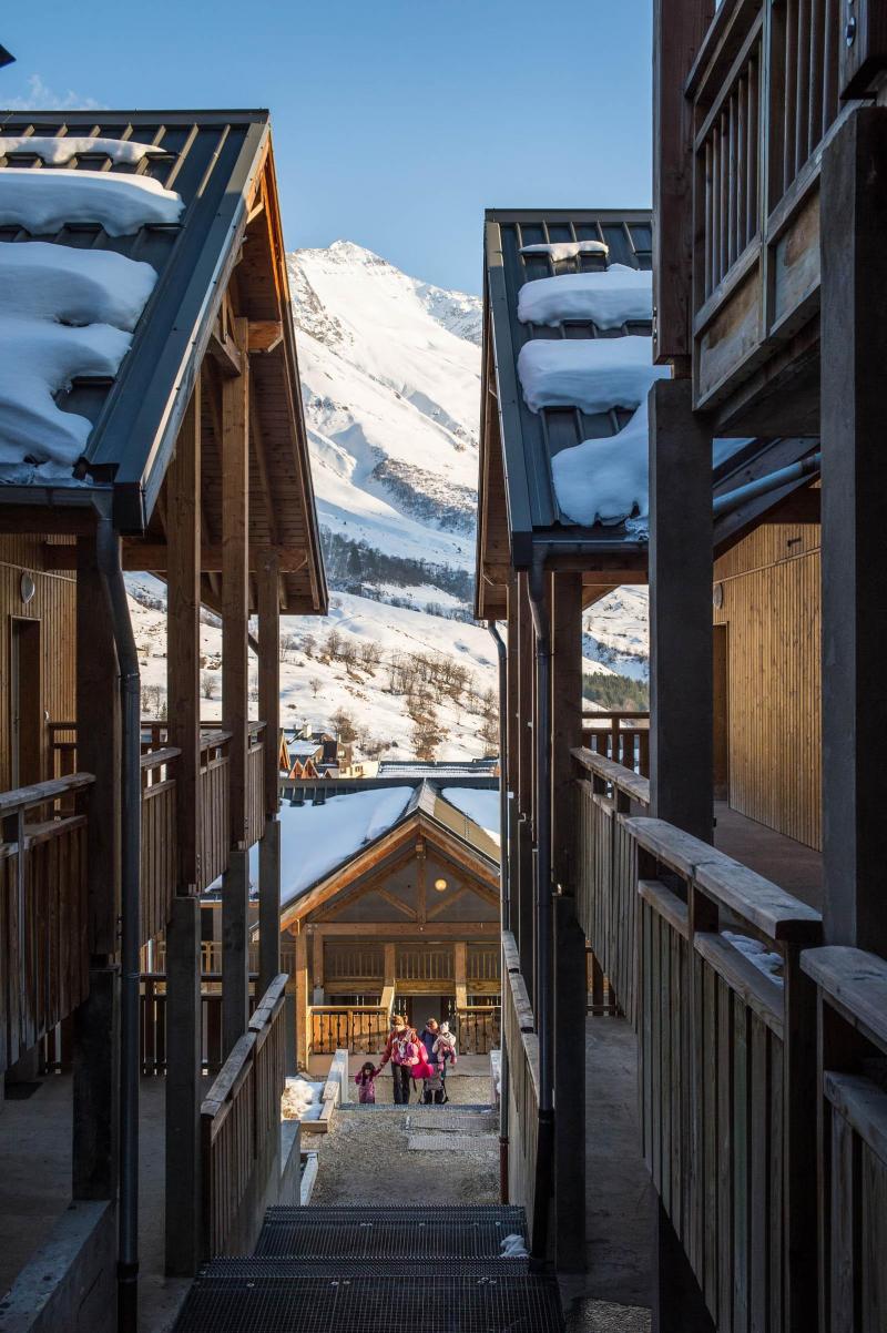 Location au ski Les Chalets du Hameau des Aiguilles - Albiez Montrond - Extérieur hiver