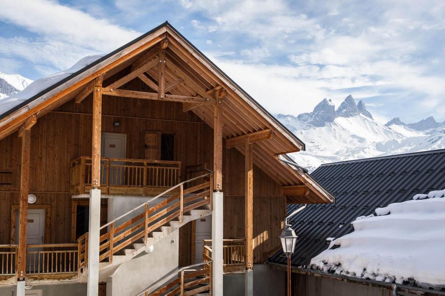 Vacances en montagne Les Chalets du Hameau des Aiguilles - Albiez Montrond - Extérieur hiver