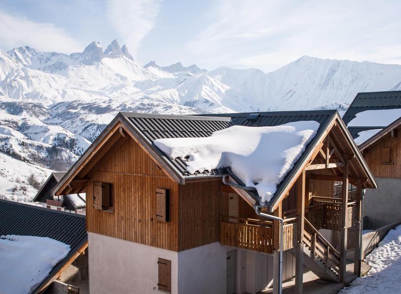 Vacances en montagne Les Chalets du Hameau des Aiguilles - Albiez Montrond - Extérieur hiver