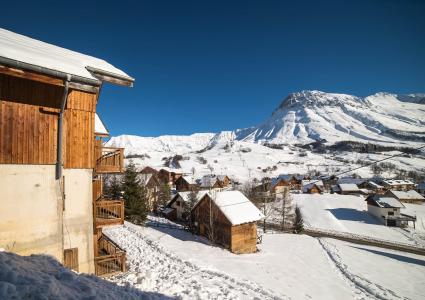 Vacances en montagne Les Chalets du Hameau des Aiguilles - Albiez Montrond - Extérieur hiver