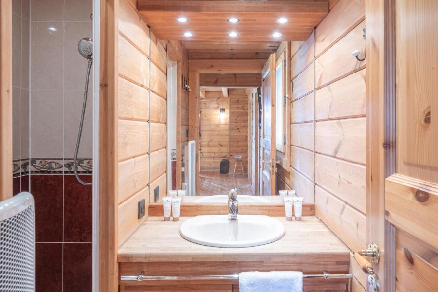 Rent in ski resort 9 room triplex chalet 12 people - CHALET ALTIPORT N°31 - Alpe d'Huez - Shower room