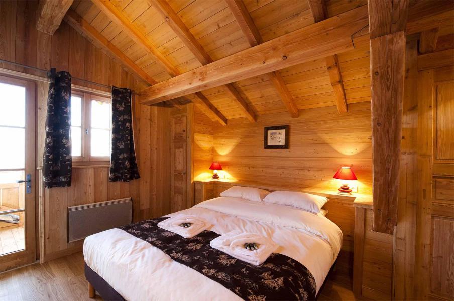 Rent in ski resort Chalet Ecureuil - Alpe d'Huez - Bedroom under mansard