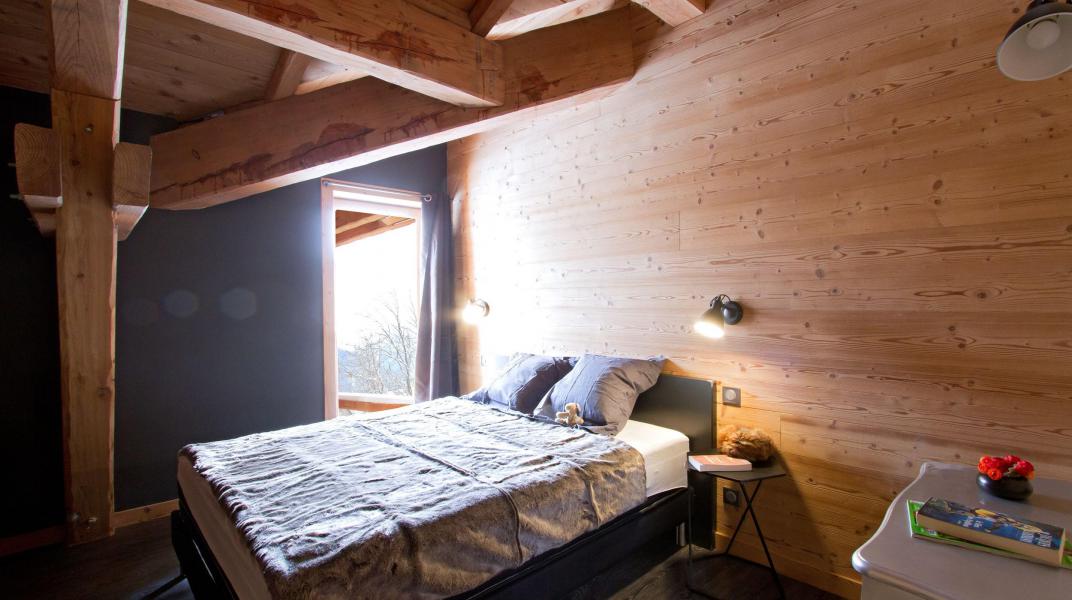Rent in ski resort Chalet Nuance de Bleu - Alpe d'Huez - Bedroom under mansard