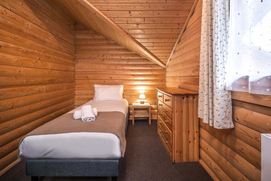 Rent in ski resort Chalet Télémark - Alpe d'Huez - Bedroom under mansard