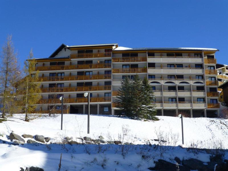 Rent in ski resort Résidence Soleil d'Huez - Alpe d'Huez - Winter outside