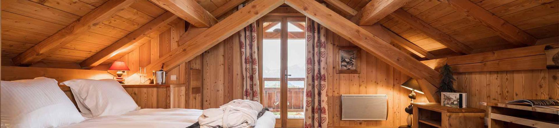 Rent in ski resort Chalet Lièvre Blanc - Alpe d'Huez - Bedroom under mansard