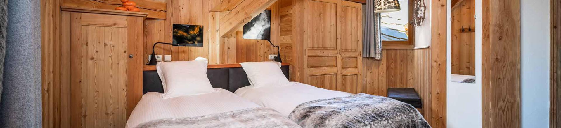 Rent in ski resort Chalet Loup - Alpe d'Huez - Bedroom under mansard