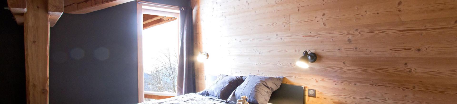 Rent in ski resort Chalet Nuance de Bleu - Alpe d'Huez - Bedroom under mansard