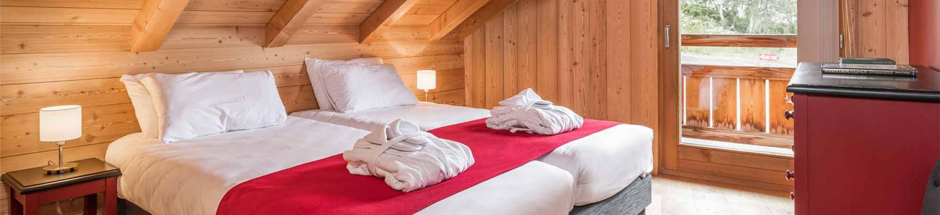 Rent in ski resort Chalet Woodpecker - Alpe d'Huez - Bedroom under mansard