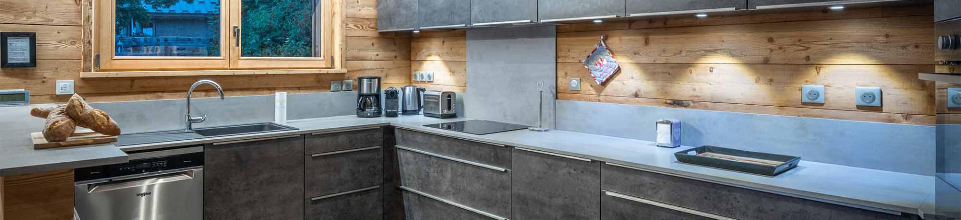 Rent in ski resort Chalet Woodpecker - Alpe d'Huez - Open-plan kitchen