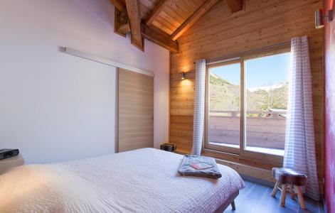 Rent in ski resort Chalet De Sarenne - Alpe d'Huez - Bedroom