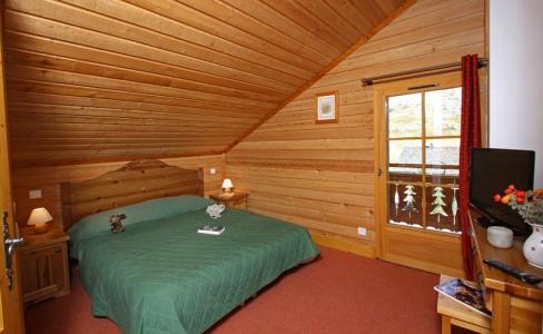 Rent in ski resort Chalet des Neiges - Alpe d'Huez - Bedroom under mansard