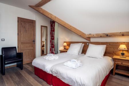 Rent in ski resort Chalet Grande Étoile - Alpe d'Huez - Bedroom under mansard