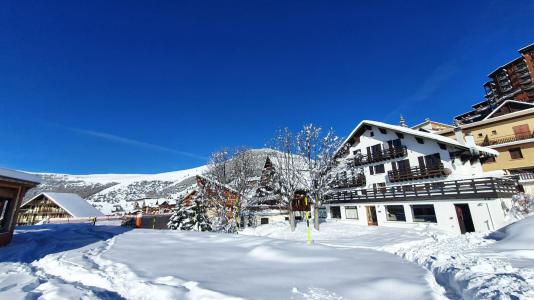 Аренда на лыжном курорте Chalet le Vieux Logis - Alpe d'Huez - зимой под открытым небом