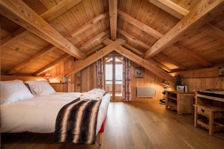 Rent in ski resort Chalet Lièvre Blanc - Alpe d'Huez - Bedroom under mansard