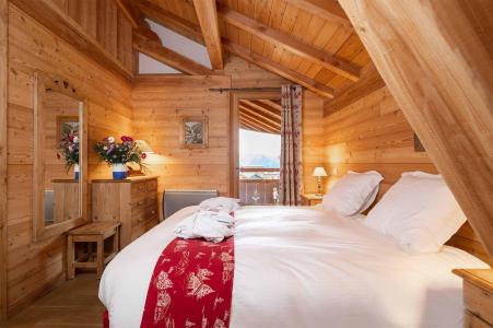 Rent in ski resort Chalet Marmotte - Alpe d'Huez - Bedroom under mansard