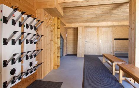 Rent in ski resort Chalet Mélusine - Alpe d'Huez - Ski locker