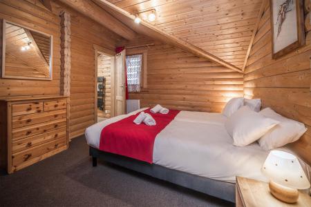 Rent in ski resort Chalet Télémark - Alpe d'Huez - Bedroom under mansard