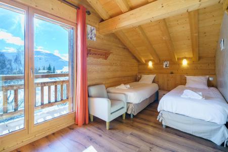 Rent in ski resort 5 room triplex chalet 8 people (Friandise) - Chalets Les Balcons du Golf - Alpe d'Huez - Bedroom under mansard