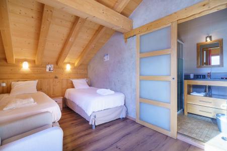 Rent in ski resort 5 room triplex chalet 8 people (Friandise) - Chalets Les Balcons du Golf - Alpe d'Huez - Bedroom under mansard