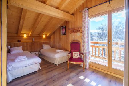 Rent in ski resort 5 room triplex chalet 8 people (Rébèque) - Chalets Les Balcons du Golf - Alpe d'Huez - Bedroom under mansard