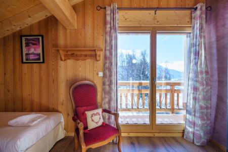 Rent in ski resort 5 room triplex chalet 8 people (Rébèque) - Chalets Les Balcons du Golf - Alpe d'Huez - Bedroom under mansard