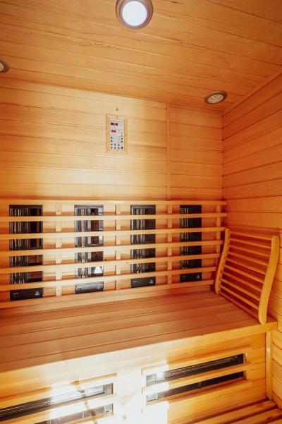 Rent in ski resort 5 room triplex chalet 8 people (Rébèque) - Chalets Les Balcons du Golf - Alpe d'Huez - Sauna