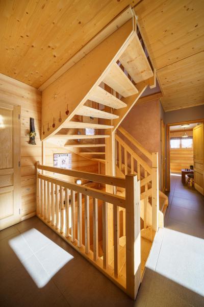 Rent in ski resort 5 room triplex chalet 8 people (Rébèque) - Chalets Les Balcons du Golf - Alpe d'Huez - Stairs