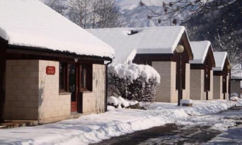 Vacances en montagne Camping Le Pas de l'Ours - Aston - Extérieur hiver