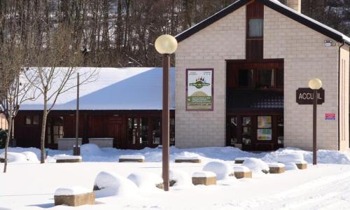 Vacances en montagne Camping Le Pas de l'Ours - Aston - Extérieur hiver