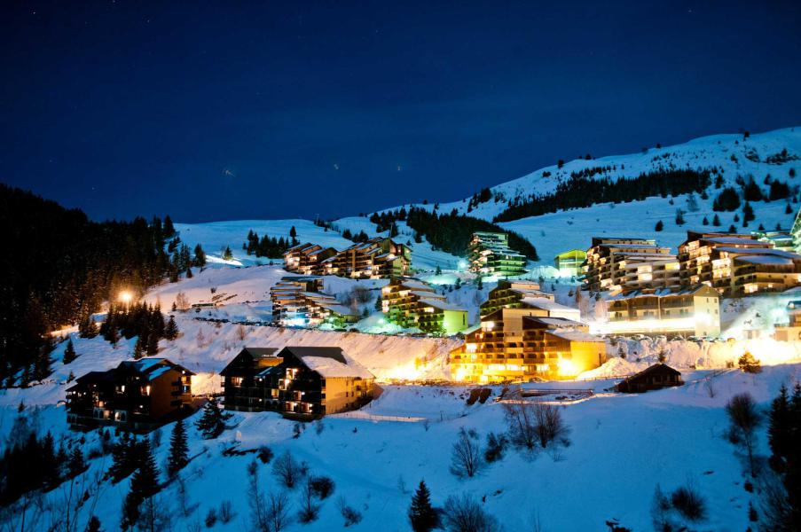 Rent in ski resort Résidence Les Ecrins d'Auris - Auris en Oisans - Winter outside