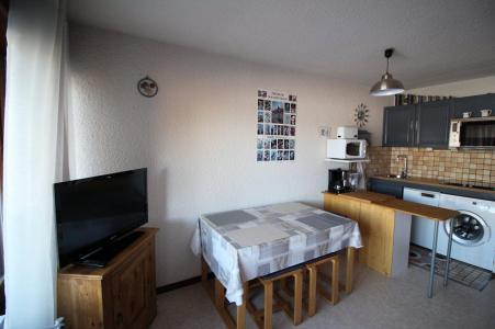 Rent in ski resort Studio sleeping corner 4 people (AEO008-641) - Résidence Carlines - Auris en Oisans - Living room