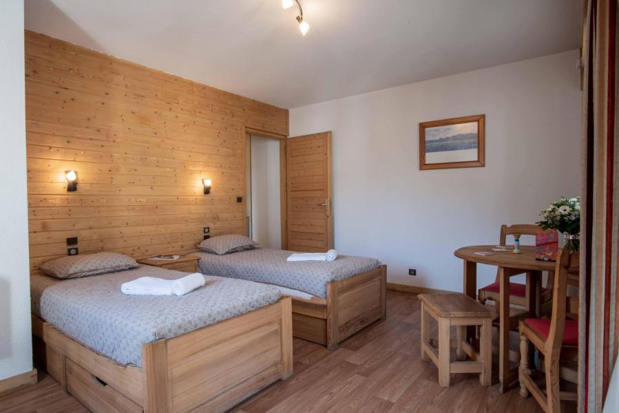 Rent in ski resort Studio 2 people (STC2) - Eureca - Brides Les Bains - Living room