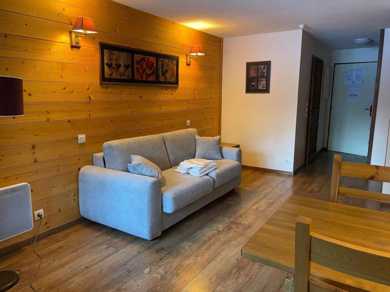 Rent in ski resort Résidence Cybèle BAT4 - Brides Les Bains - Living room