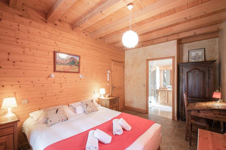 Rent in ski resort 8 room chalet 12 people - Chalet la Persévérance - Chamonix - Bedroom