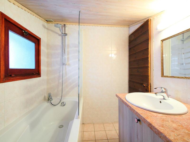 Rent in ski resort 6 room chalet 12 people (1) - L'Piri - Chamonix - Bath-tub