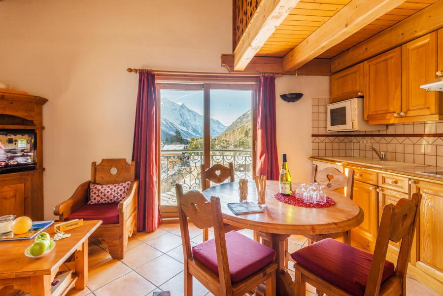 Rent in ski resort Résidence Lagrange le Cristal d'Argentière - Chamonix - Table
