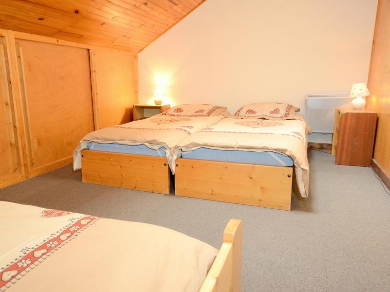 Rent in ski resort Chalet Carella - Champagny-en-Vanoise - Bedroom under mansard